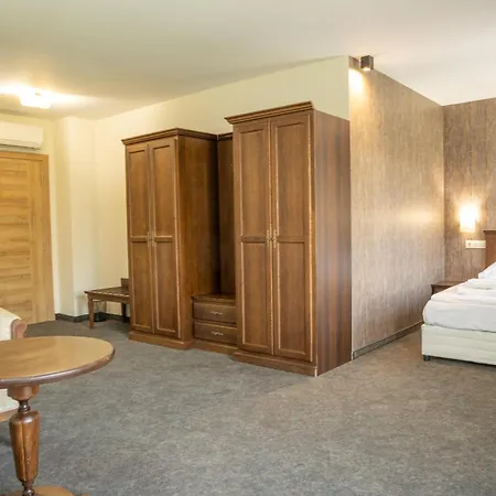 Готель Domenic Free Parking 4*