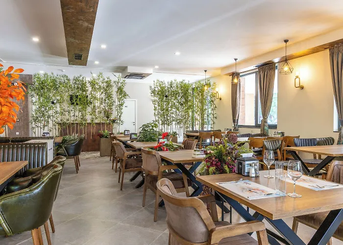 Domenic Free Parking 酒店