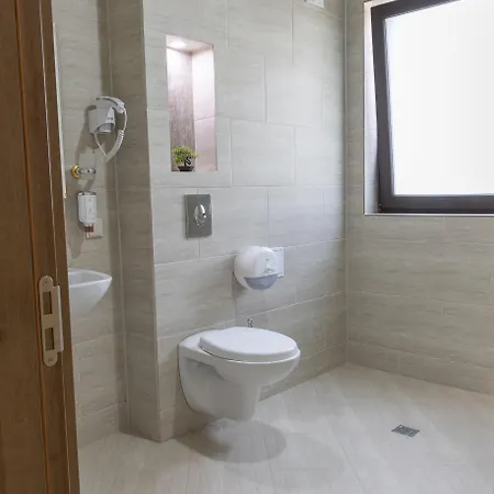 Отель Domenic Free Parking 4*