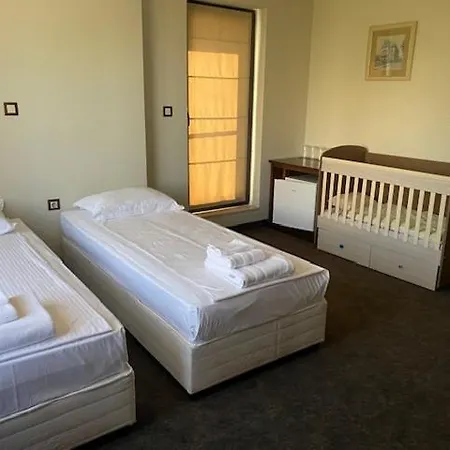 Отель Domenic Free Parking 4*