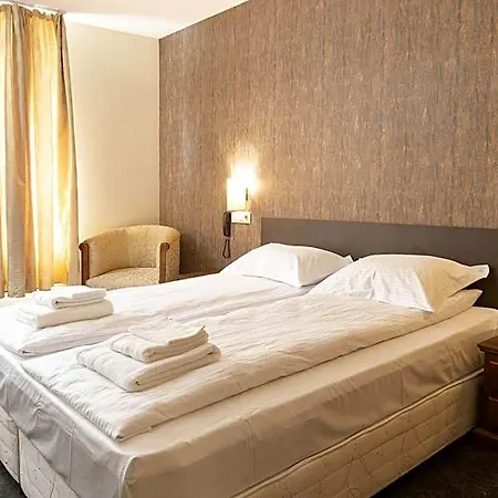 Domenic Free Parking Hotel